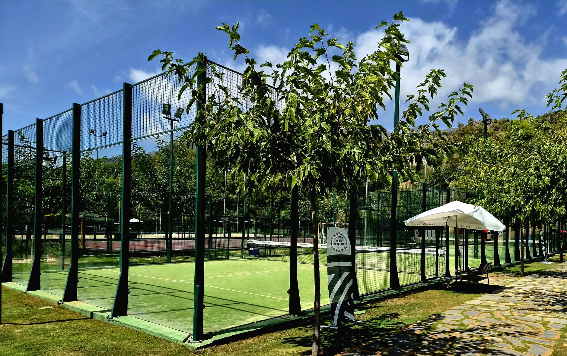 Court de padel extérieur entouré par les jardins de Marbella